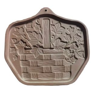 GERALD HENN STONEWARE COOKIE MOLD BASKET IVY
